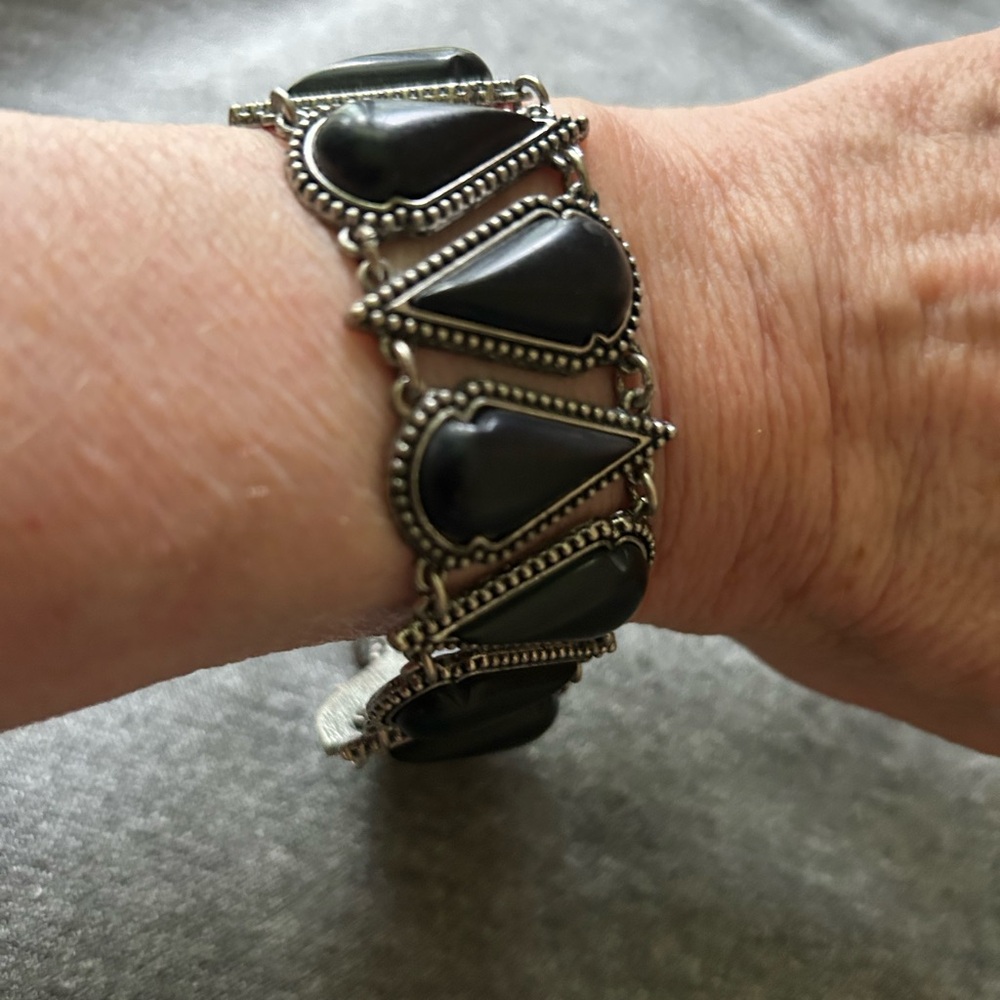 Elegant Vintage Black Teardrop Bracelet